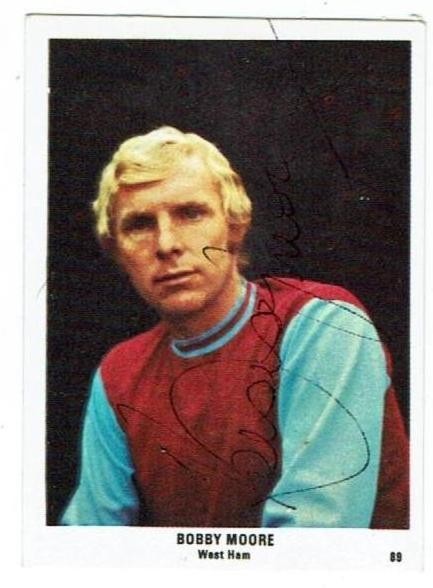 BOBBY MOORE signed 1970/71 SUN Football card #89 WEST HAM ENGLAND †1993 for sale on Ebay