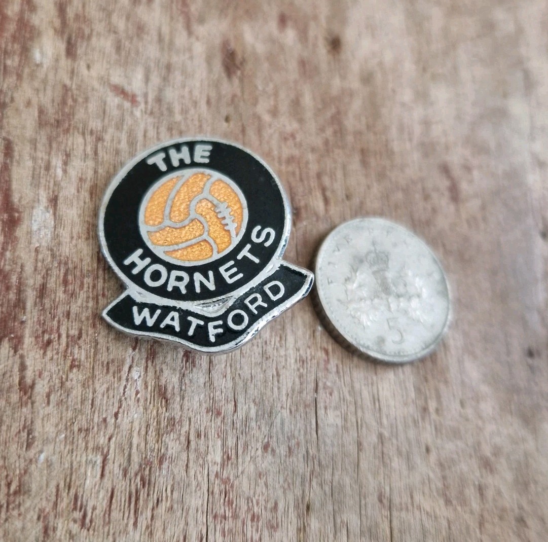 WATFORD F C -VINTAGE  GOMM THE HORNETS COLLECTABLE  FOOTBALL Pin  BADGE for sale on Ebay