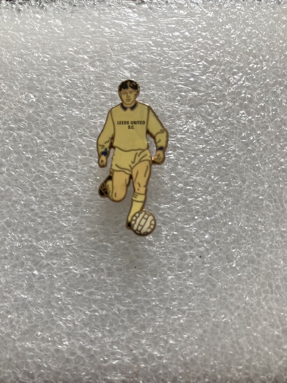 LEEDS UNITED SUPPORTERS CLUB YELLOW KIT BADGE* for sale on Ebay