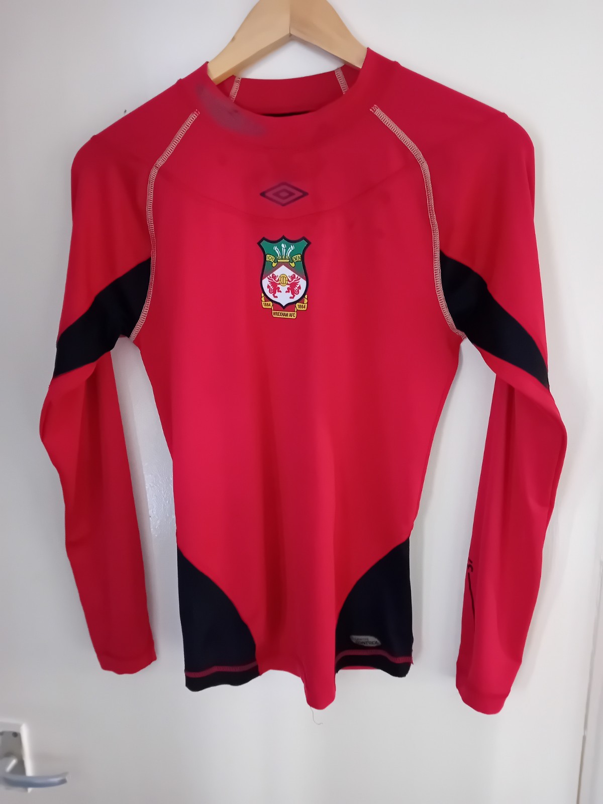Umbro 37° Elite Climate Control Wrexham Training Shirt Size Medium *Stunning* for sale on Ebay