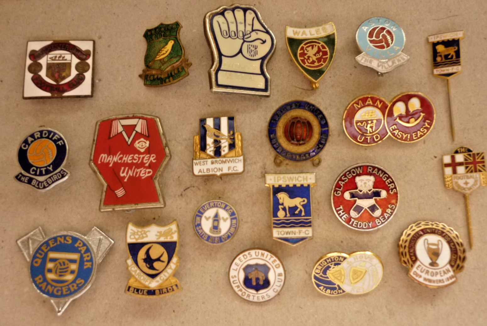 TWENTY (20) VINTAGE FOOTBALL CLUB ENAMEL BADGES MANCHESTER UNITED QPR etc for sale on Ebay