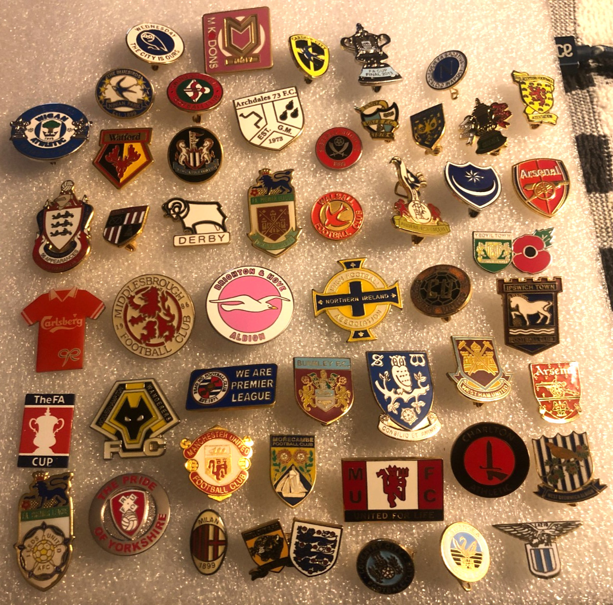 LARGE JOB LOT COLLECTION OF 50 MIXED TEAMS-DESIGNS  ENAMEL PIN BADGES for sale on Ebay
