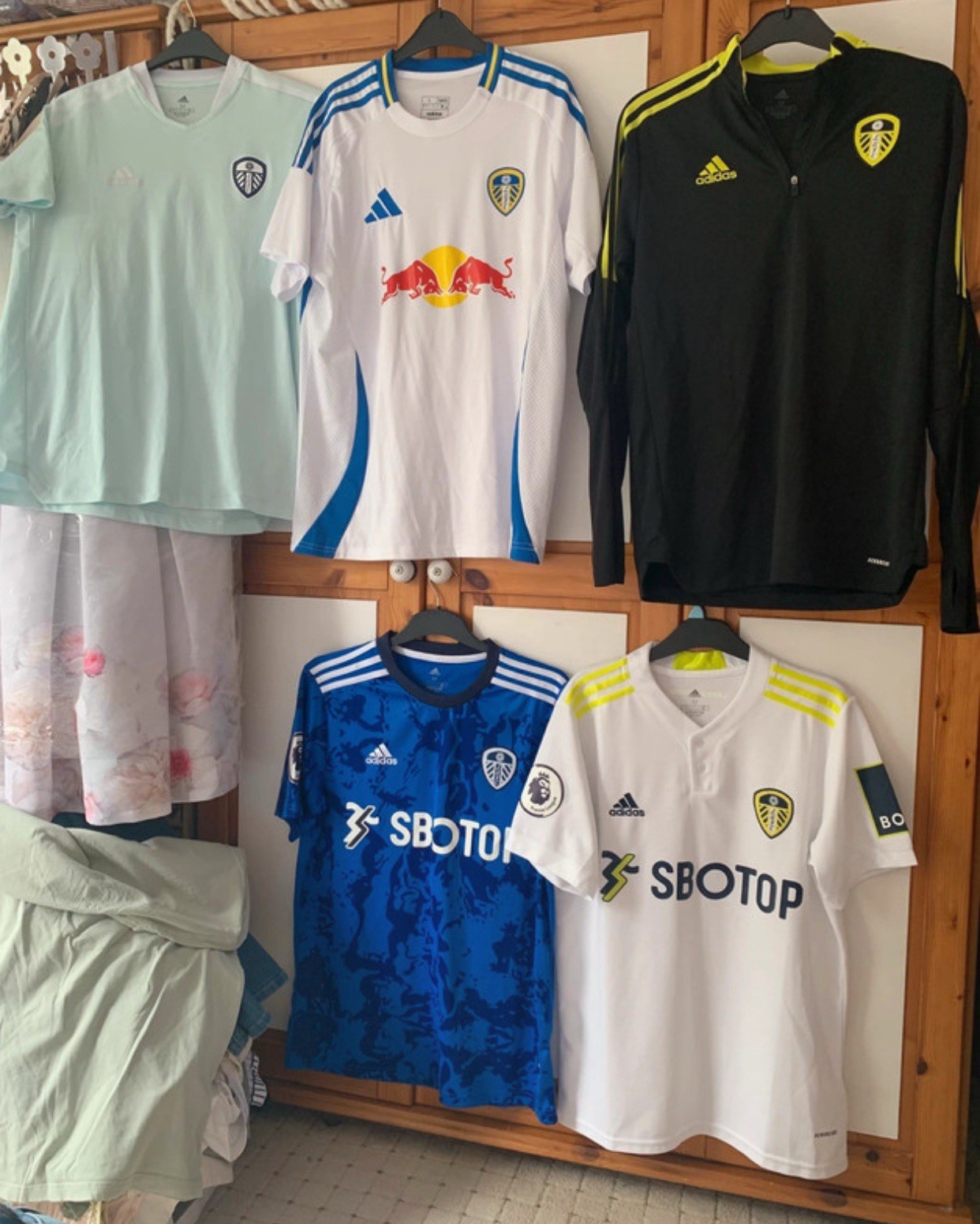 Leeds United Shirt Bundle X4 & Training Top X1 Medium & Large  for sale on Ebay