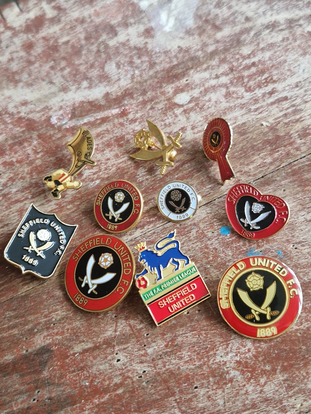 SHEFFIELD UNITED  F C - 10 x VINTAGE COLLECTABLE  FOOTBALL  Pin  BADGES  for sale on Ebay