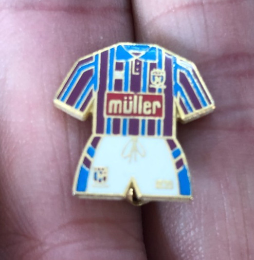 RARE ASTON VILLA SMALL OLD 'MULLER' HOME KIT  ENAMEL  PIN BADGE for sale on Ebay