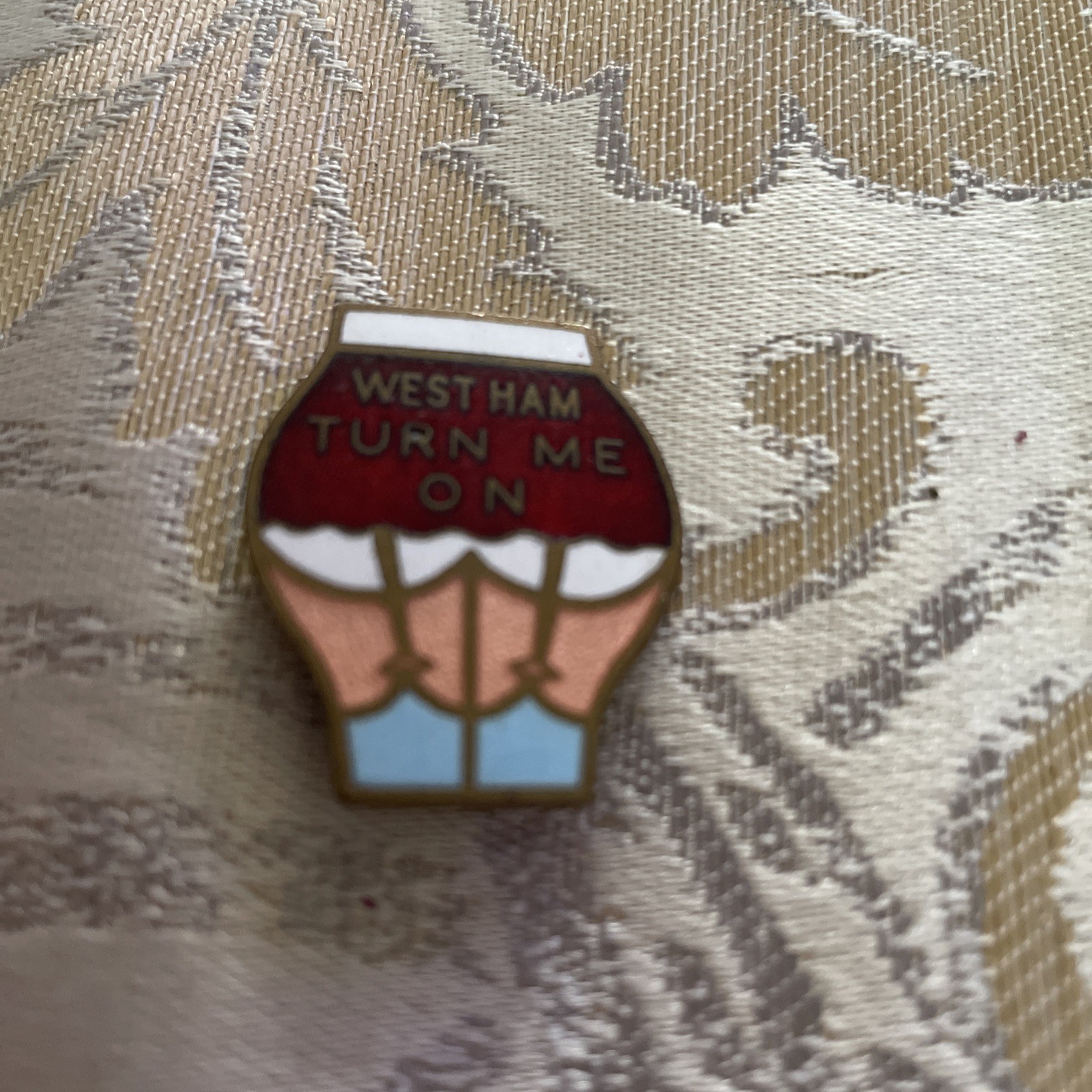 WEST HAM UNITED VINTAGE PIN BADGE 