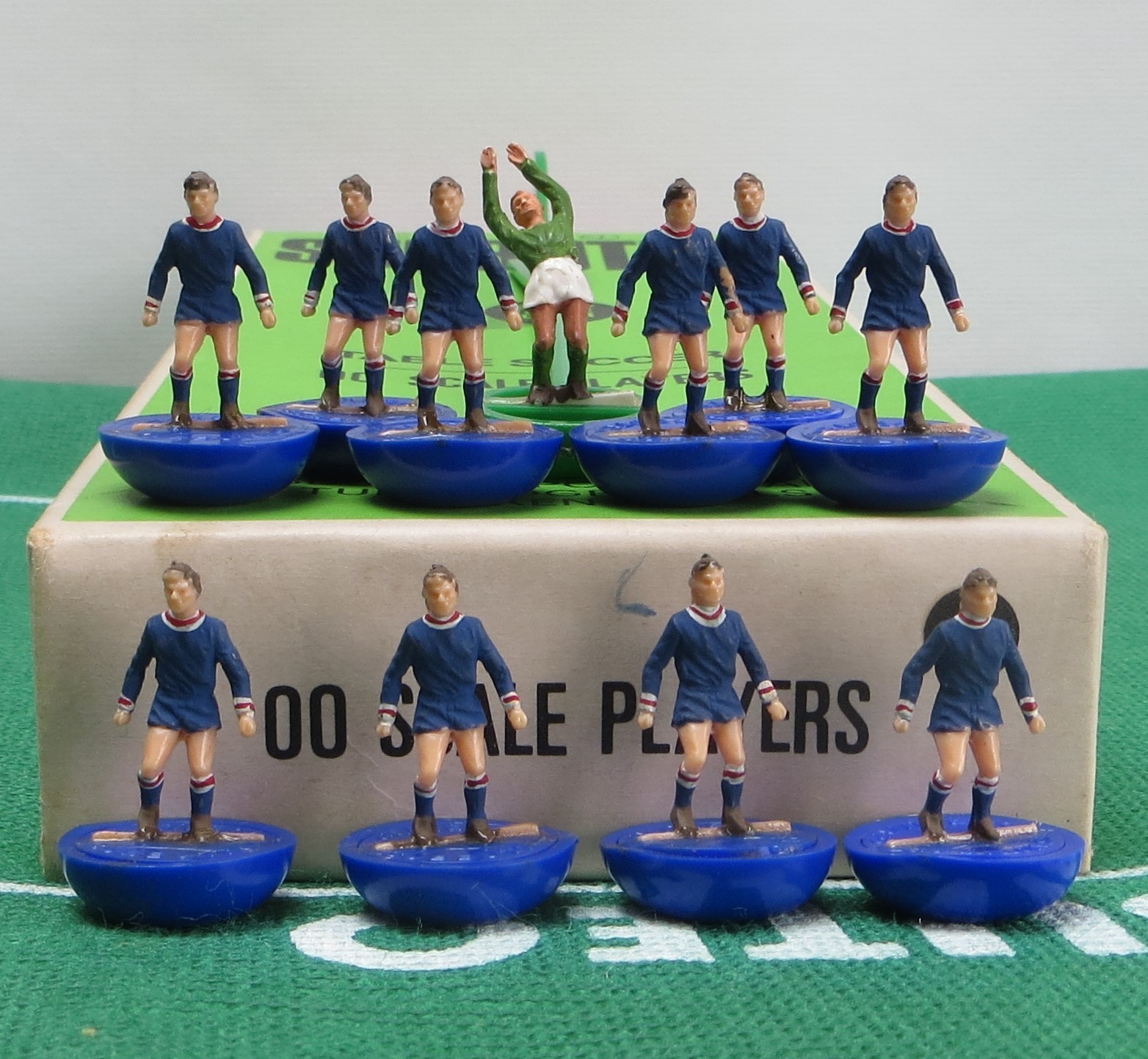 SUBBUTEO HW TEAM REF 53 PORTSMOUTH ON ALL BLUE BASES, IN ORIGINAL BOX. for sale on Ebay