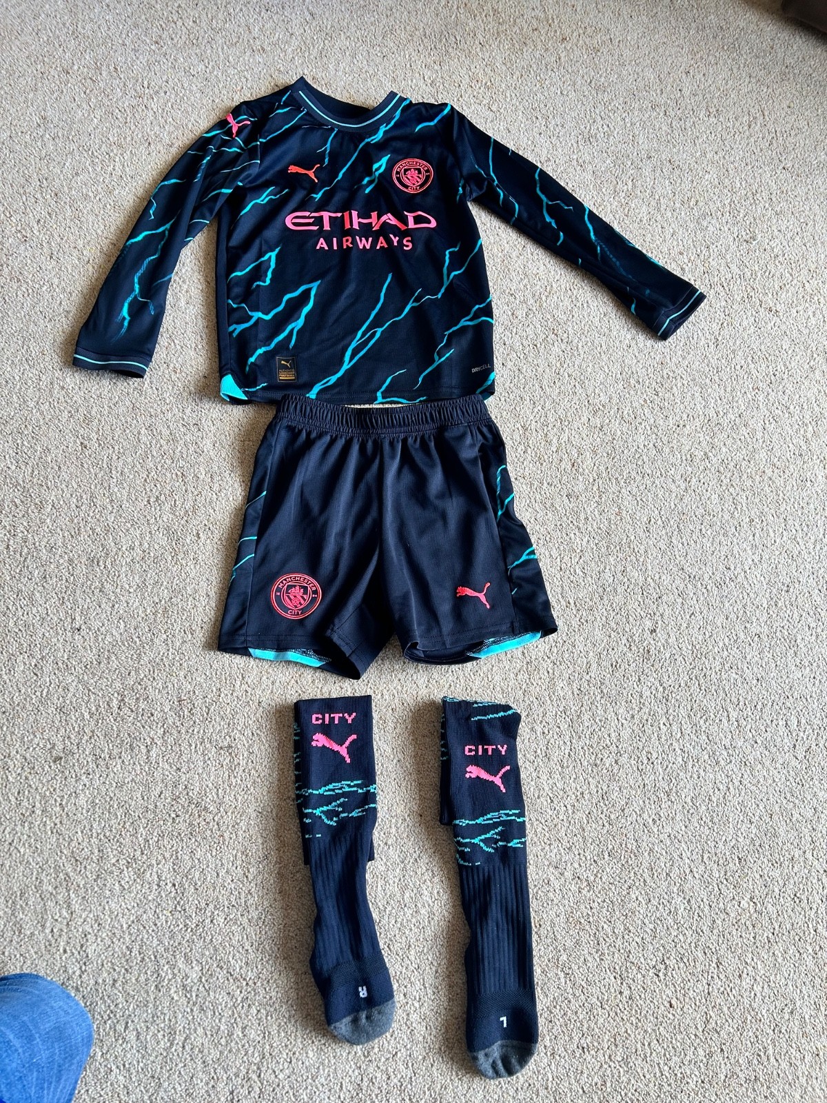 Manchester City 23/24 Junior 3rd Kit Age 9/10. Hardly worn! for sale on Ebay