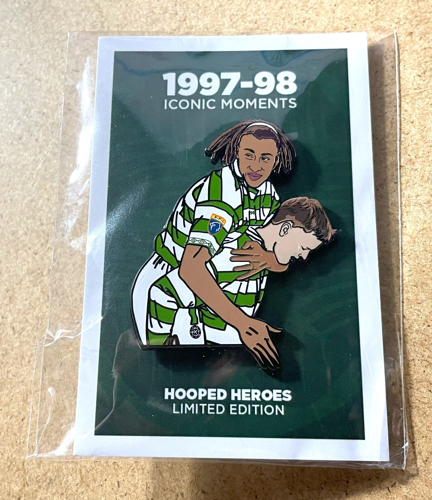 CELTIC 1997/98 KT63 HOIDY ENAMEL FOOTBALL HOOPED HEROES BADGE ON CARD for sale on Ebay