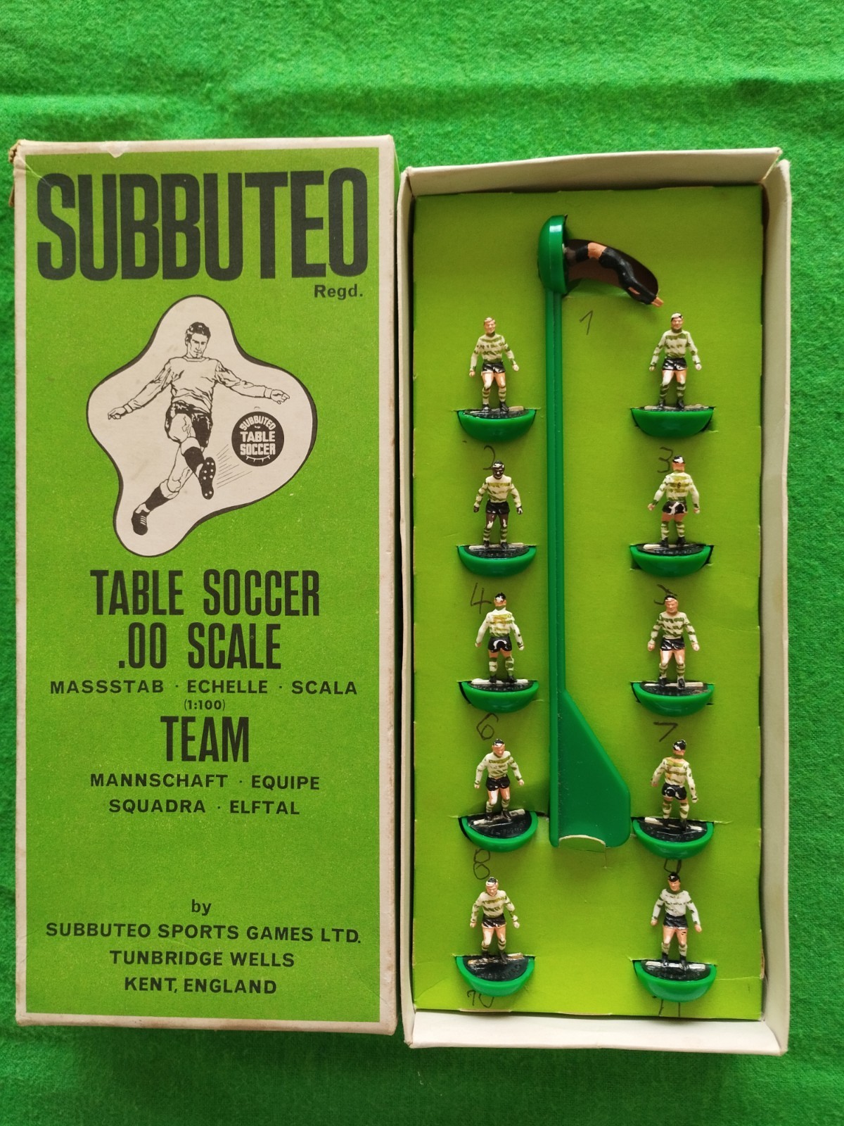 Subbuteo HW 277 Sporting Clube de Portugal with colored player (quite used) for sale on Ebay
