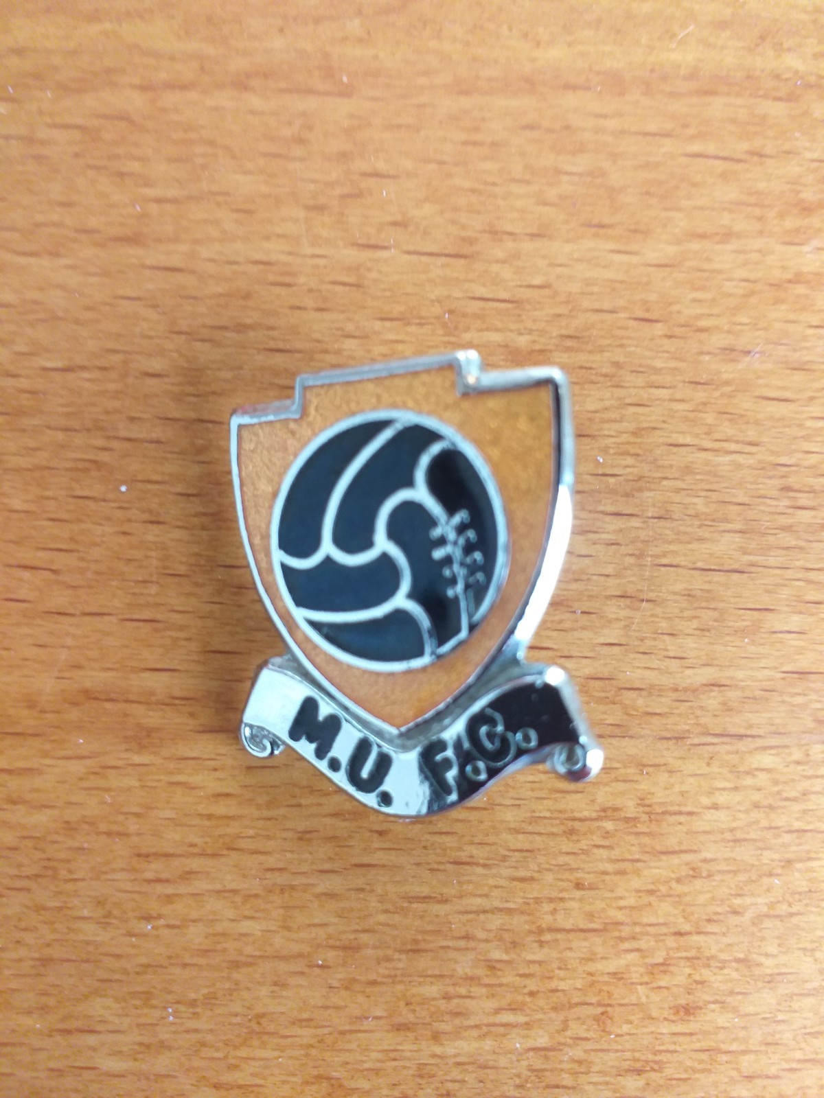 Maidstone utd superb Gomm ball Crest style Enamel pin badge for sale on Ebay