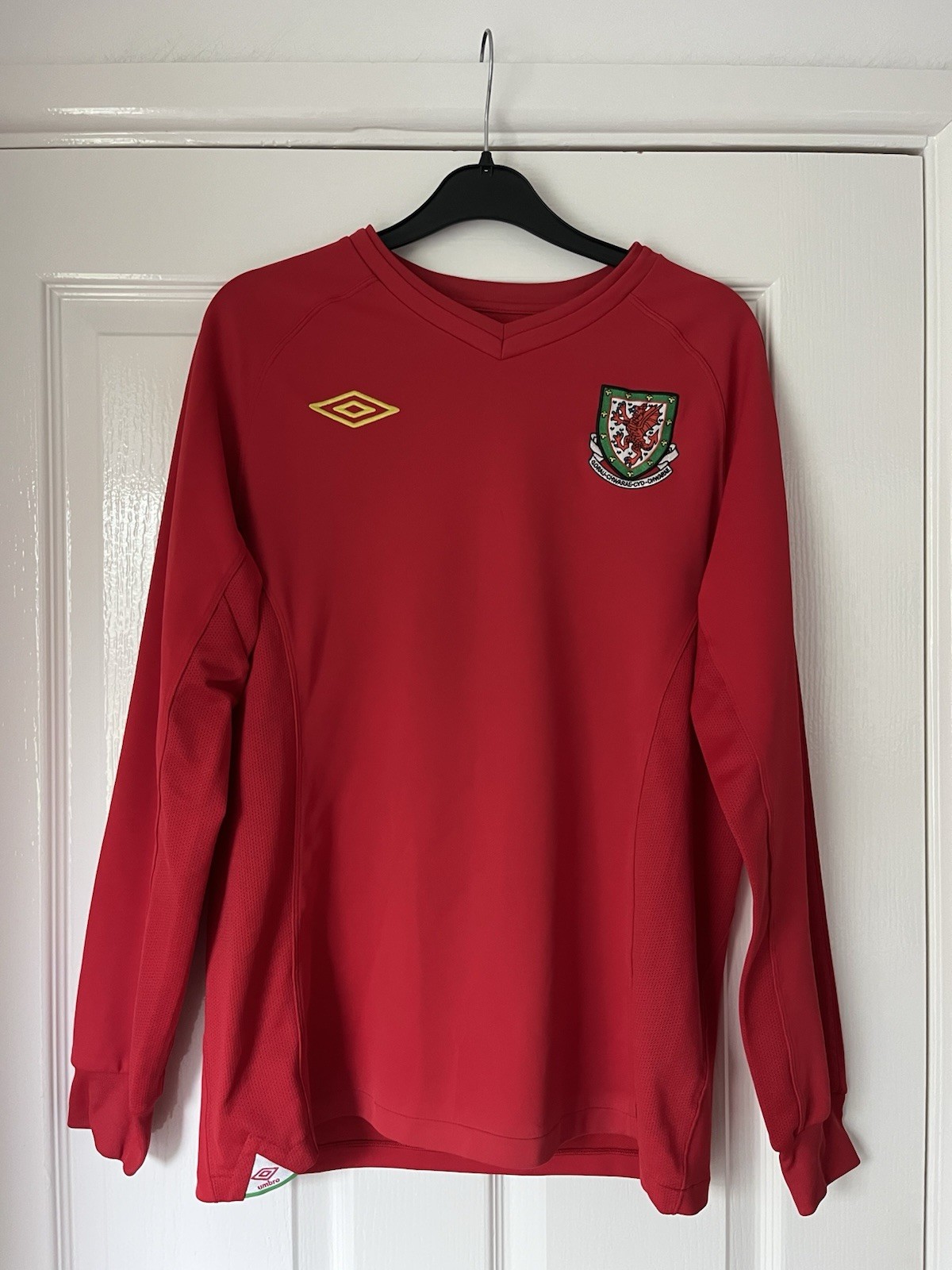 Wales Umbro 2010/11 Home Long Sleeve Football Shirt Mens Small for sale on Ebay