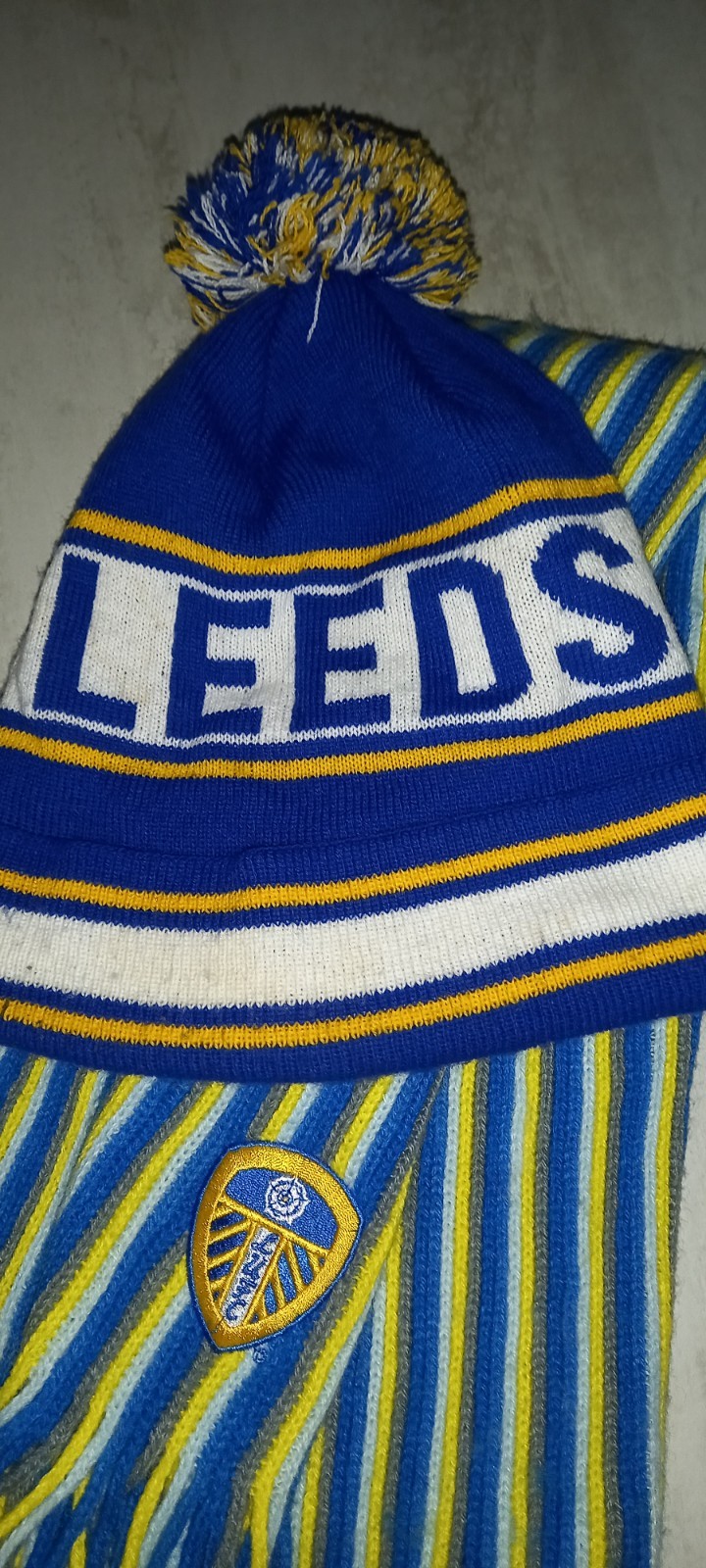 Leeds United HAT AND SCARF for sale on Ebay