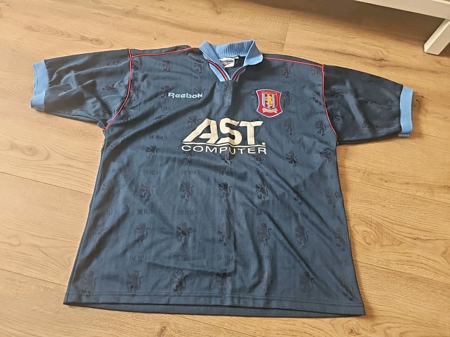 aston villa football shirt Size 42
