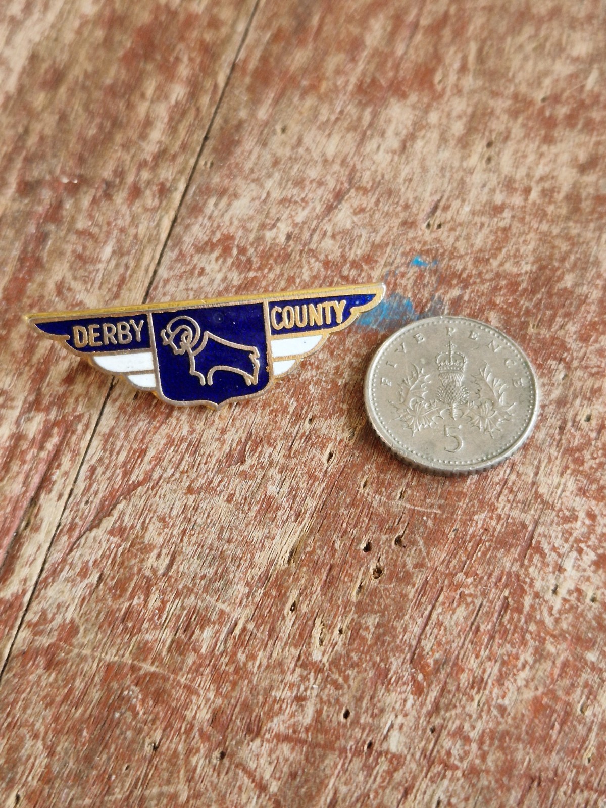 DERBY COUNTY  F C - VINTAGE  70's COFFER COLLECTABLE  FOOTBALL Pin BADGE for sale on Ebay