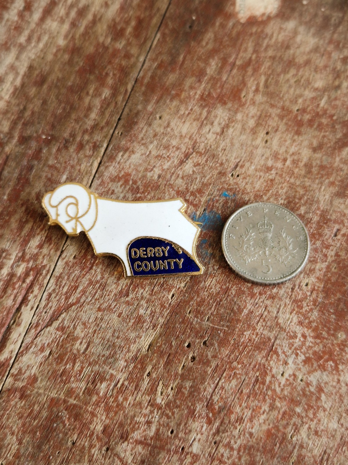 DERBY COUNTY  F C - VINTAGE  70's COFFER COLLECTABLE  FOOTBALL Pin BADGE for sale on Ebay