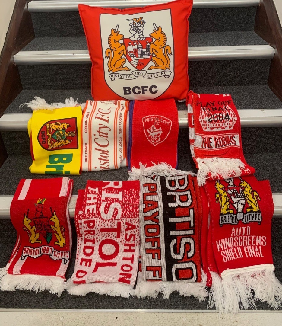 BRISTOL CITY FC Scarf & Cushions Bundle, 8 Scarves & 14