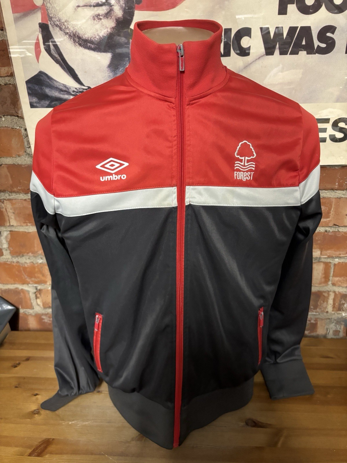 NOTTINGHAM FOREST CITY GROUND TRAINING FOOTBALL ANTHEM JACKET ADULT SIZE LARGE  for sale on Ebay